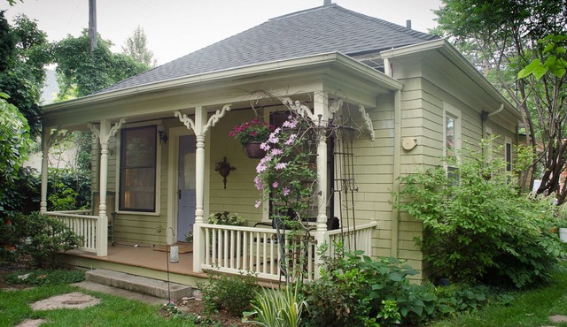 Welcoming cottage and artist's studio in the historic Old North End