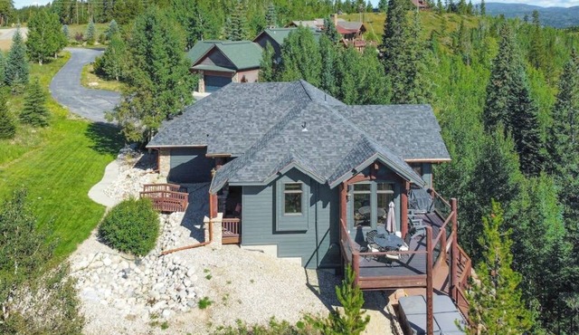 Well-appointed home with home theater, radiant heat & private hot tub