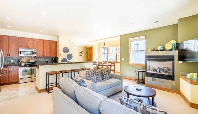West Village Two Bedroom Townhome, walk to the beginner slopes! Free WiFi