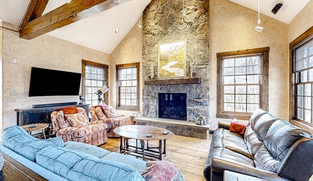 Western lodge with 360-degree mountain views, hot tub & 2 fireplaces