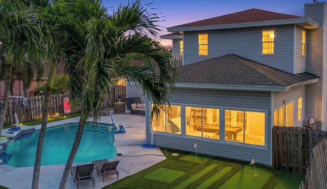 WhiteIris-5-Bedroom Home with Pool, Mini Golf, & Heated Jacuzzi in Boynton Beach