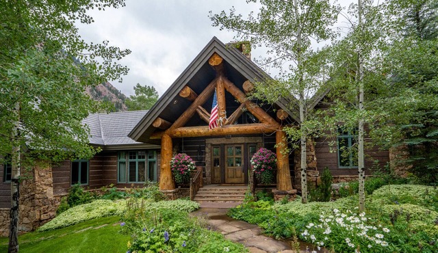 Wild Rose Lodge with Amazing Mountain Views
