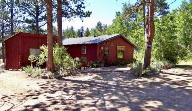 Wildlife and aspen trees surround the cabin cottage at Redfeather Lakes