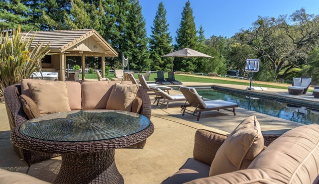 Wine Country Retreat - Luxury Pool, Spa, Volleyball, Bocce, & More!