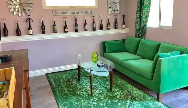 WINE WHIMSEY-The Westside Cottages 1 Bed/1 Bath with Jacuzzi