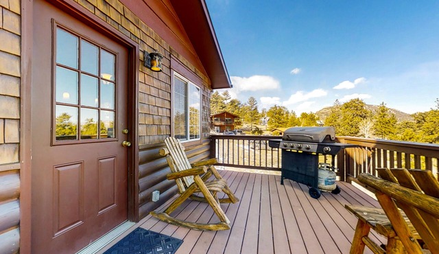 Wonderful family cabin w/stunning views, free WiFi, & full kitchen - near trails