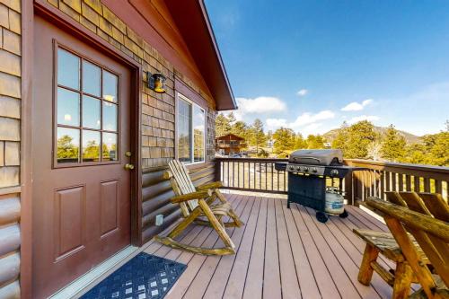 Wonderful family cabin w/stunning views, free WiFi, & full kitchen - near trails