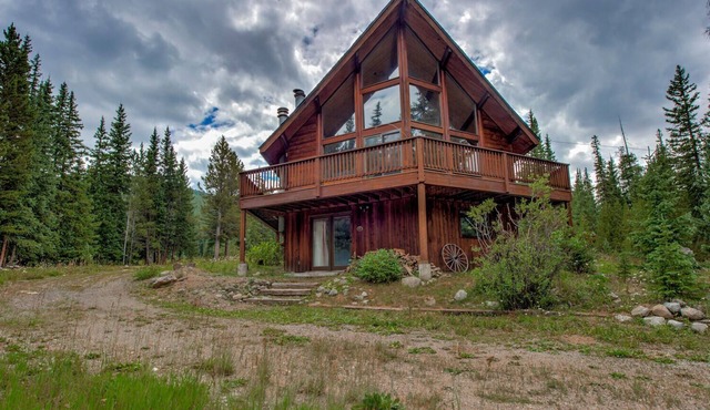 Wooded Retreat - just 10 minutes from Main Street! Game Room & Large Deck
