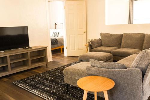 Yosemite Cottage Retreat- Half Block to Downtown