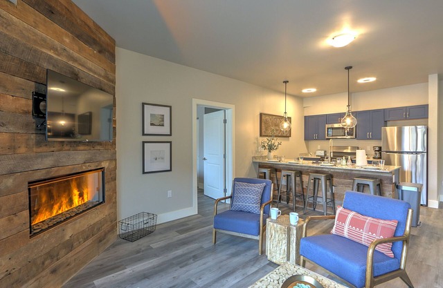 Caverns Village Condo #307, Steps from Iron Mt. Hot Spgs, Near Gondola & Downtwn