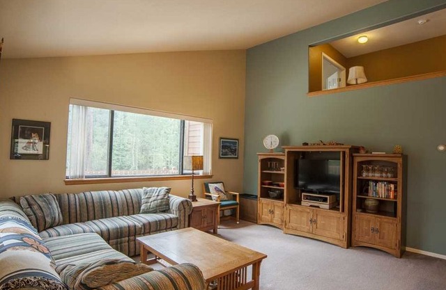 Invitingly Furnished 3 Bedroom - 143 Park Forest