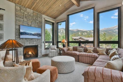 Lonestar Lodge: Sweeping Mountain Views, Hot Tub Patio