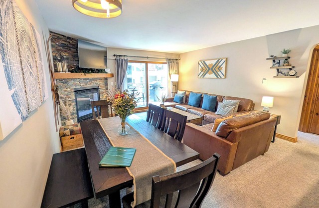 Luxury Condo w/FREE WiFi, Parking, Heated Pool, Hot Tubs, Skier Shuttles