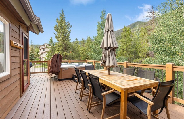 Luxury Home-Walk to everything in Frisco. Hot tub, ski, fireplace 3BD, 3.5BA