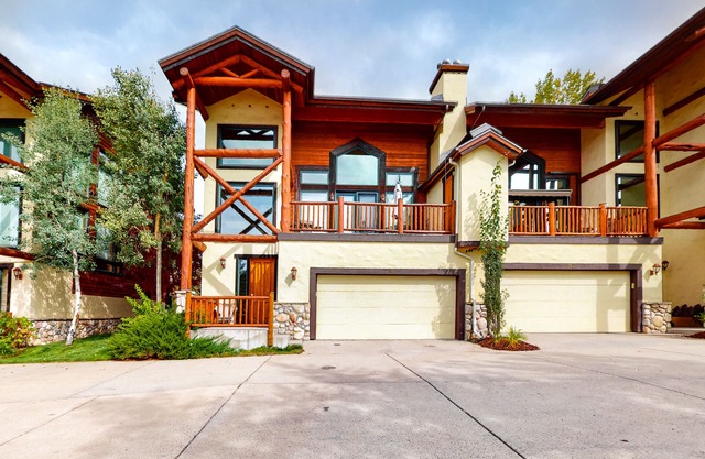 Mountain-view townhouse near skiing with pool, hot tub, tennis, & gas fireplace