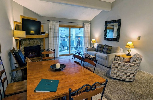 Remodeled Condo w/FREE WiFi, Parking, Heated Pool, Hot Tubs, Skier Shuttles
