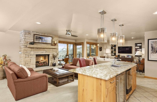 Snowmass Mountain Views! Spacious Condo w/Large Kitchen, 2 Living Rooms, Pool & Outdoor Hot Tub