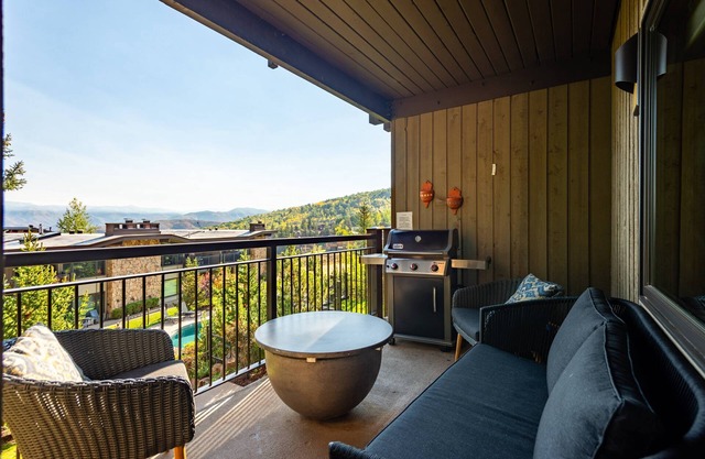 Snowmass Mountainside Condo. Pool/Hot Tub, Bonus Sleeping Den, FP, Balcony with Views