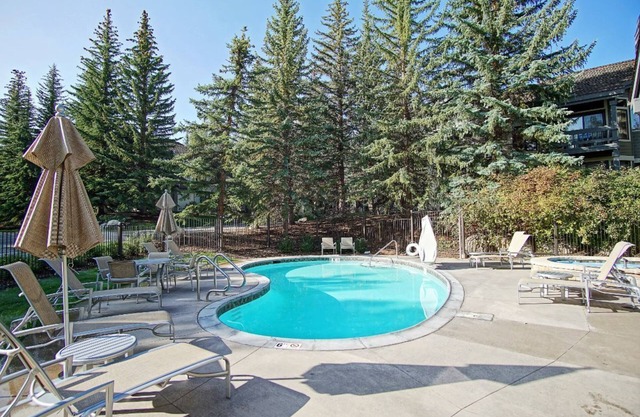 Steps From Hiking - Outdoor Pool & Hot Tub - On Call Shuttle