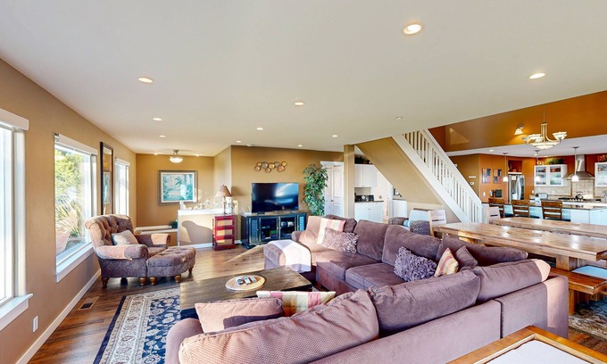 Roads End House | Huge Luxury Home with Game Room and Gourmet Kitchen
