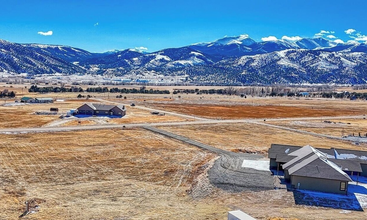 Salida House | Country retreat minutes away from skiing, downtown, biking, and river life!