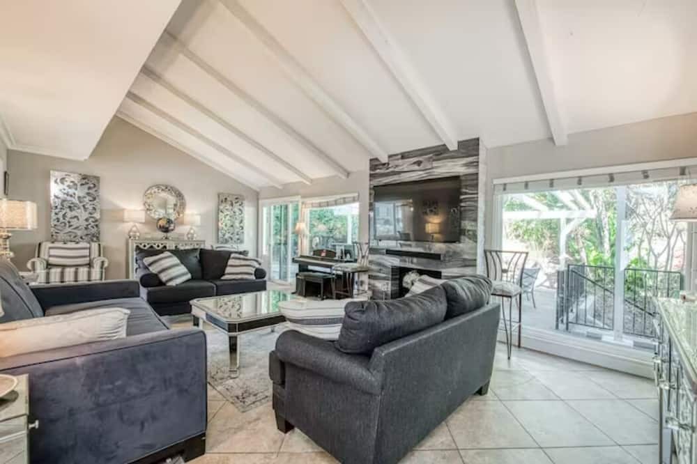Mission Viejo House | 3Br/2Ba Gem in So. Orange County! Enjoy Lake & Pool Access. Your perfect retreat