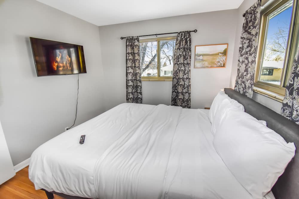 North Park Hill House | Enchanting Forest Retreat: 5 Bedrooms with King Beds & Fire Pit