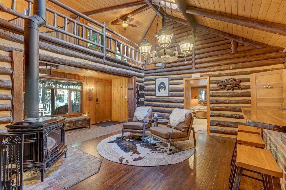 Cheyenne Canyon Cabin | Creekside Cabin w/ Hot Tub! 2 minutes to hiking trails!