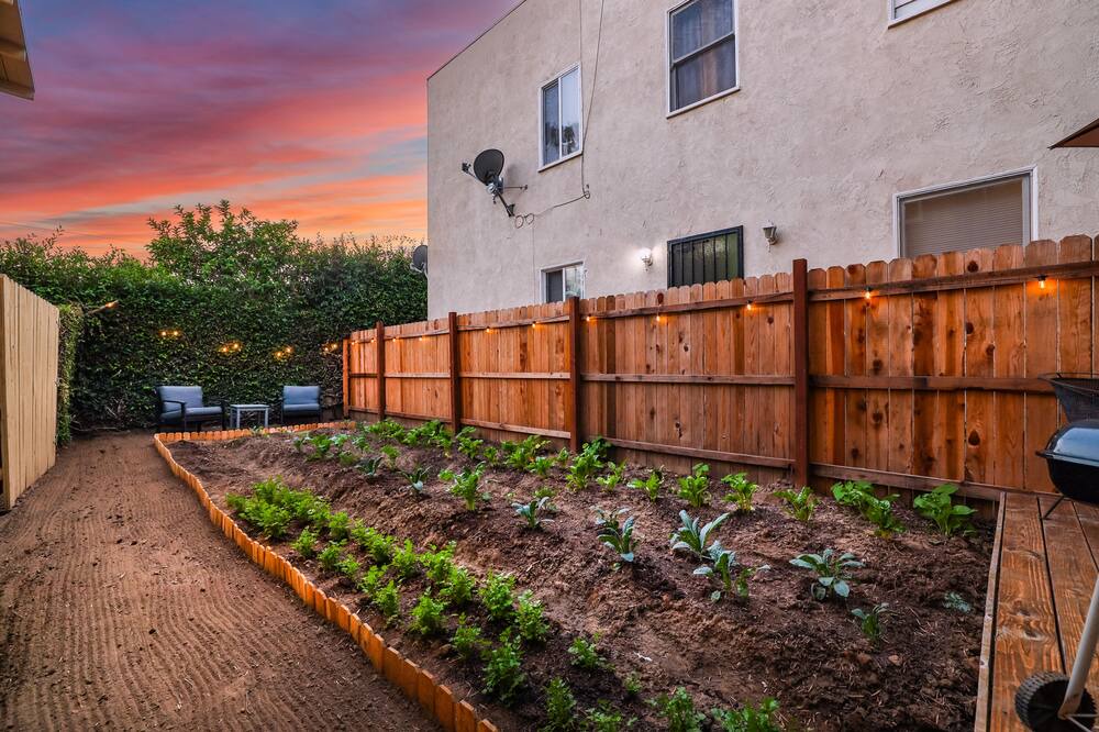 Willmore Apartment | NEW Mid Term Rental: Backyard & Deck, Beautiful garden, Parking Garage, Pets Ok