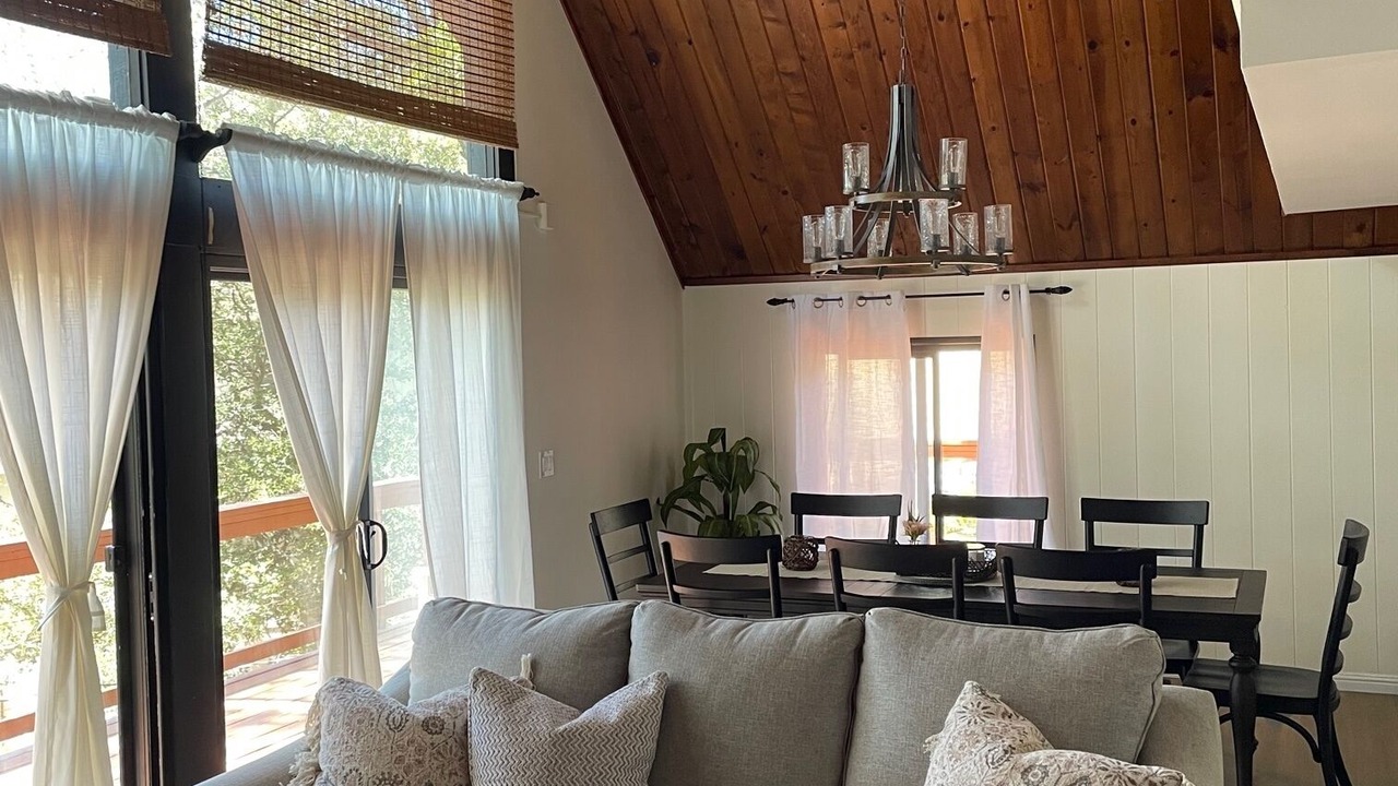 Photo of Livingroom in Lake Arrowhead