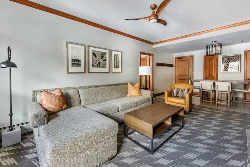 Photo of Livingroom in Peak 9
