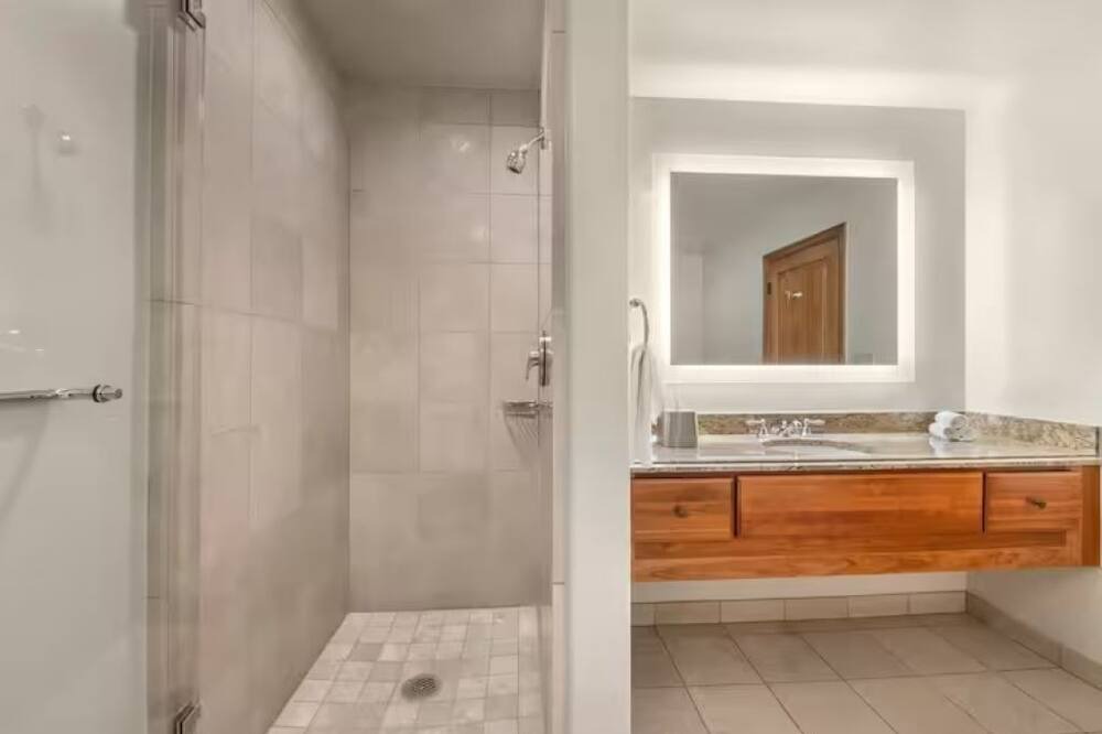 Photo of Bathroom in Peak 9