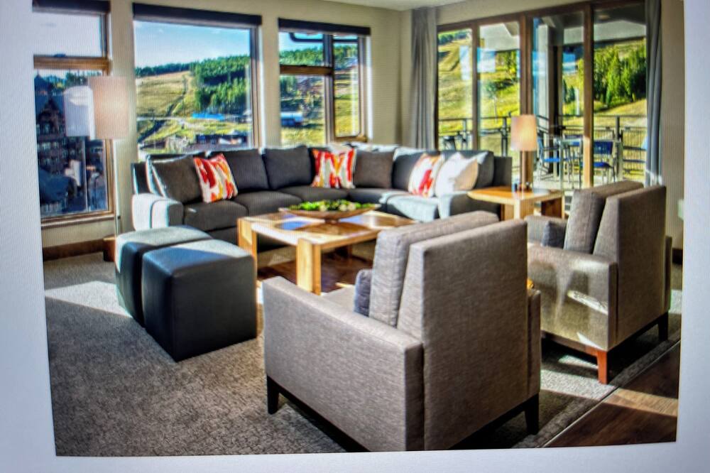 Photo of Livingroom in Peak 8