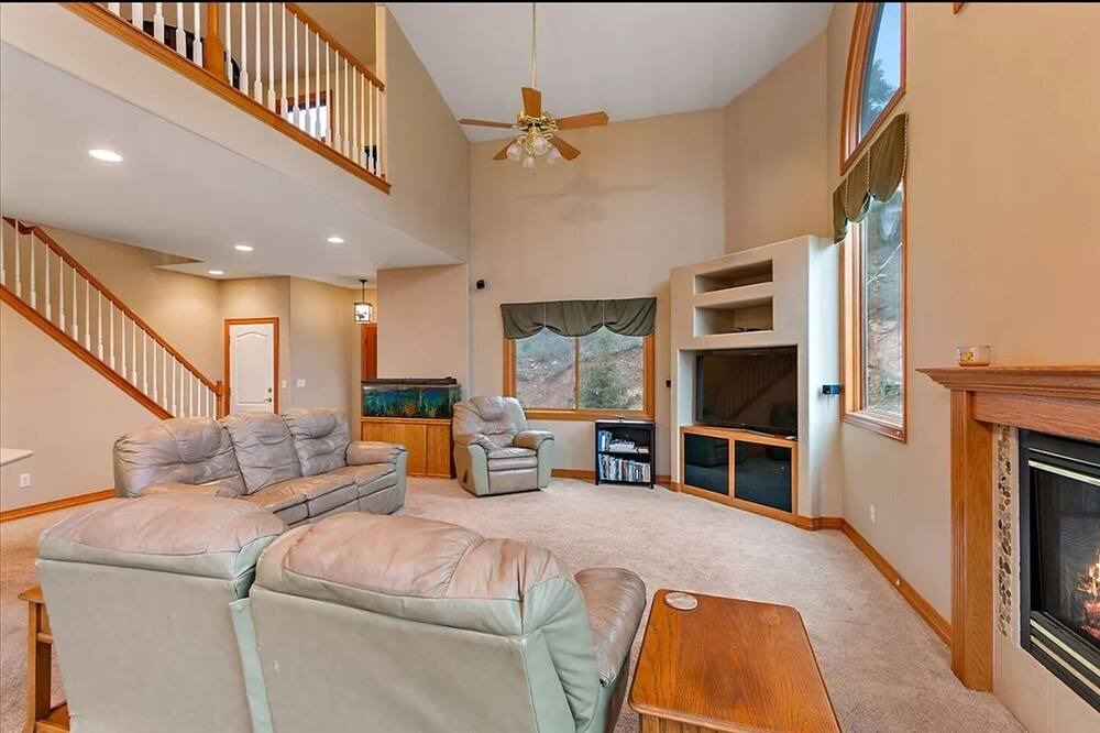Photo of Livingroom in Richmond Hill Corridor