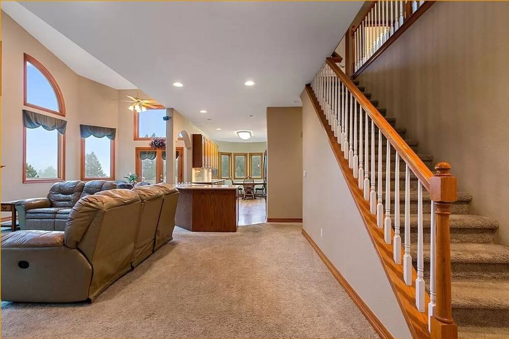Photo of Livingroom in Richmond Hill Corridor