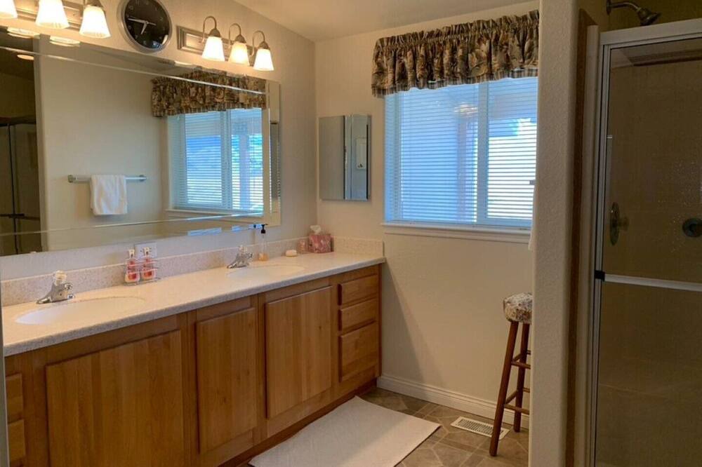 Photo of Bathroom in Dyer