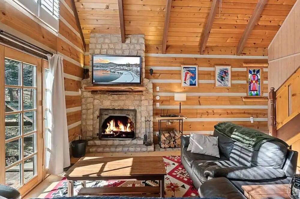 Photo of Livingroom in Lake Arrowhead
