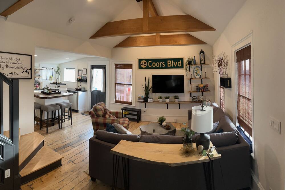 Photo of Livingroom in Central City