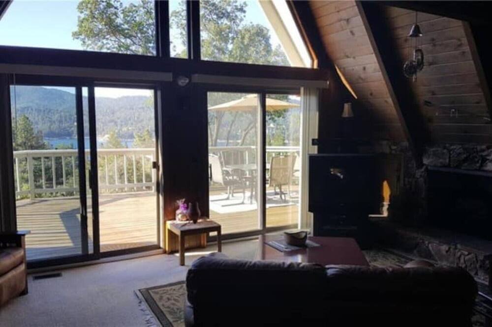 Photo of Livingroom in Lake Arrowhead