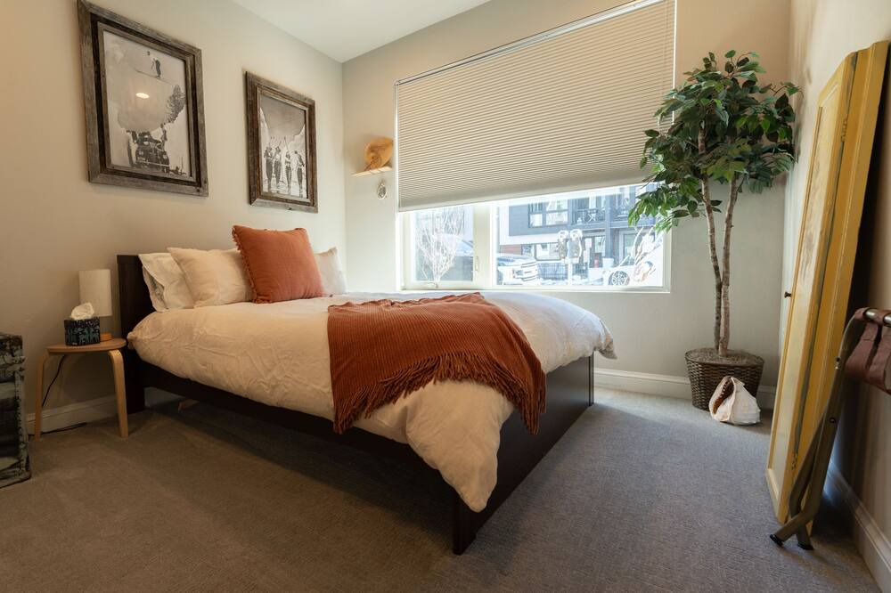 Photo of Bedroom in Lincoln Park