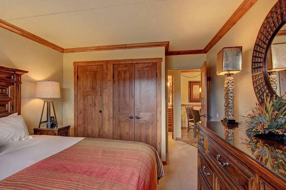 Photo of Bedroom in Peak 9