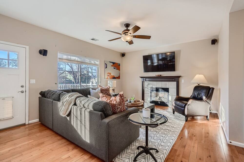 Photo of Livingroom in North Central Westminster