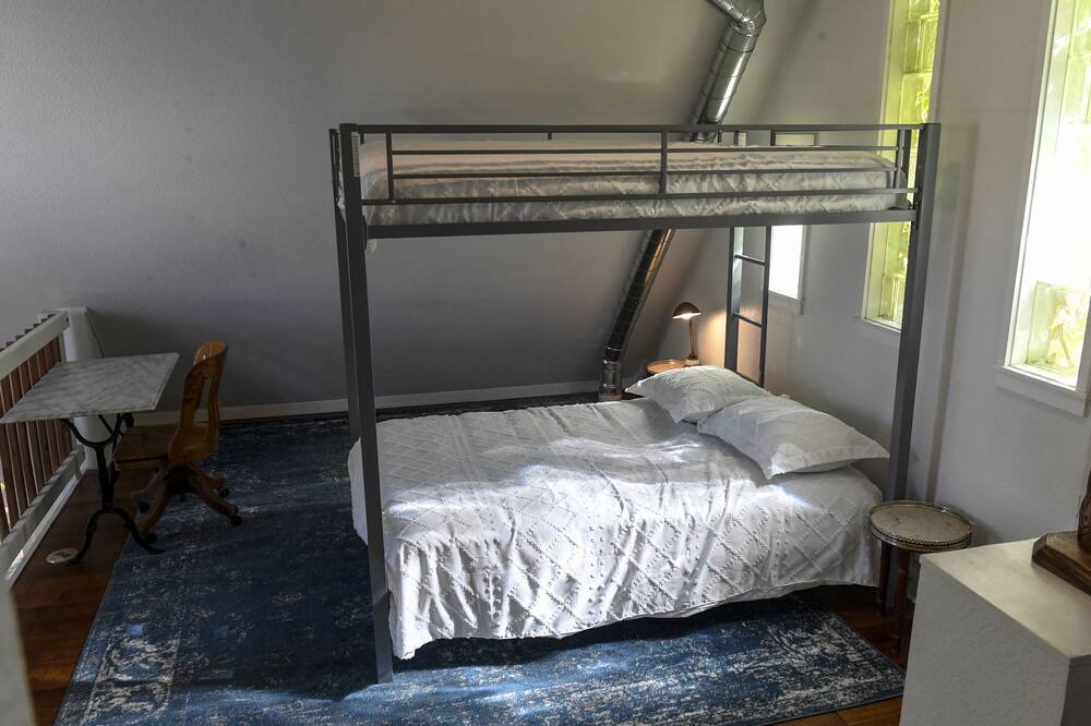 Photo of Bedroom in Jefferson Park