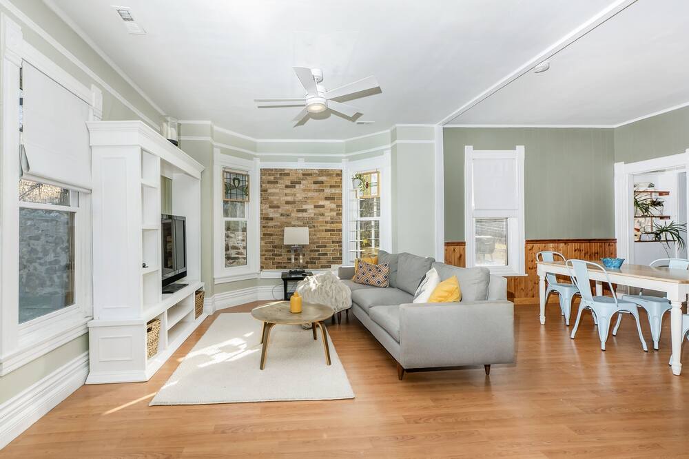 Photo of Livingroom in Central City
