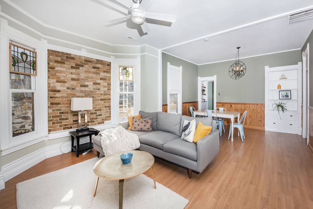 Photo of Livingroom in Central City