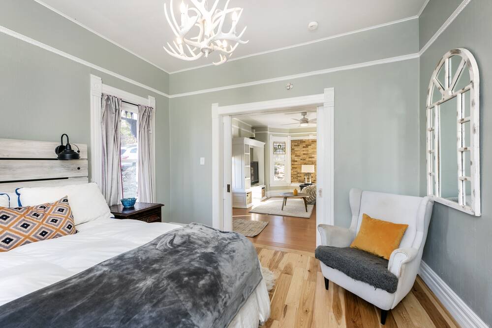 Photo of Bedroom in Central City