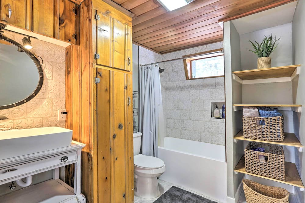 Photo of Bathroom in Evergreen Meadows