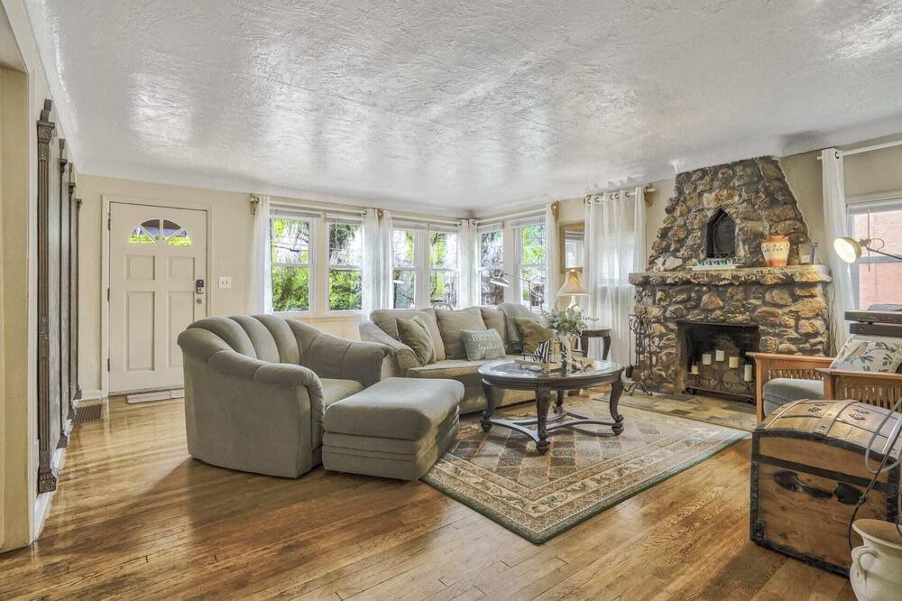 Photo of Bedroom in Manitou Springs Historic District