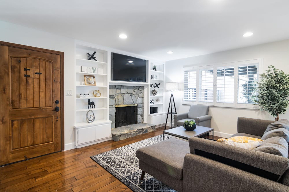 Photo of Livingroom in Sherman Oaks