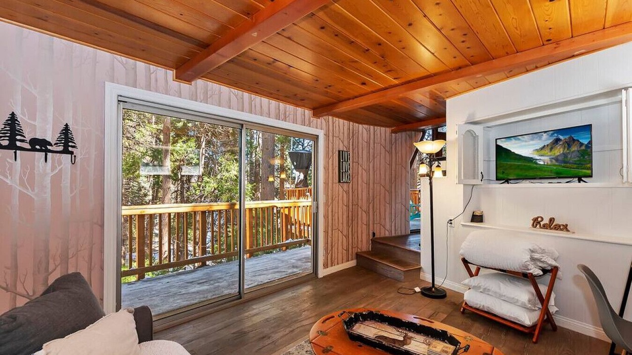 Photo of Livingroom in Lake Arrowhead